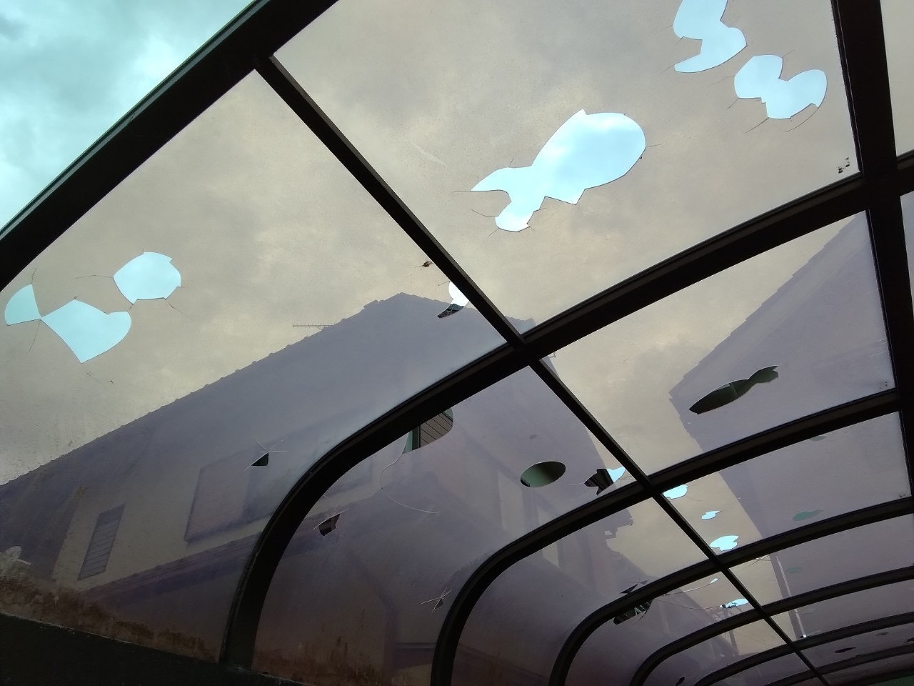 加古川市　雹被害カーポート屋根材ポリカーボネート破損